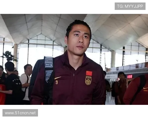 张玉宁穿得跟去开趴似的，场上却比谁都低调，这反差我服！