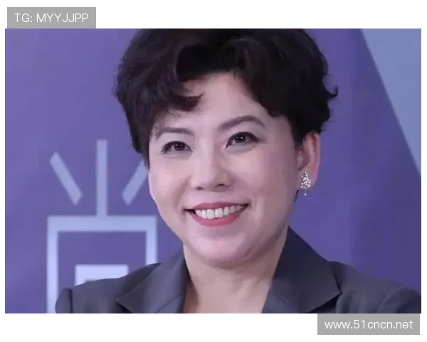 邓亚萍赛场上严谨得不像话，可家里沙发上竟然乱成那样？