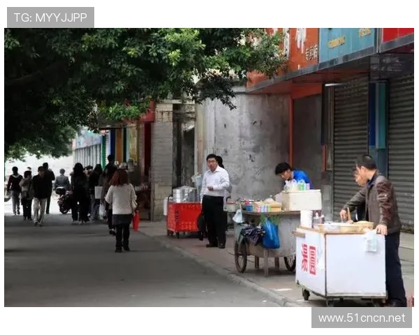 古力酒店套房的自拍和早晨豆浆摊那张路人照放一起，别告诉我这是同一个人